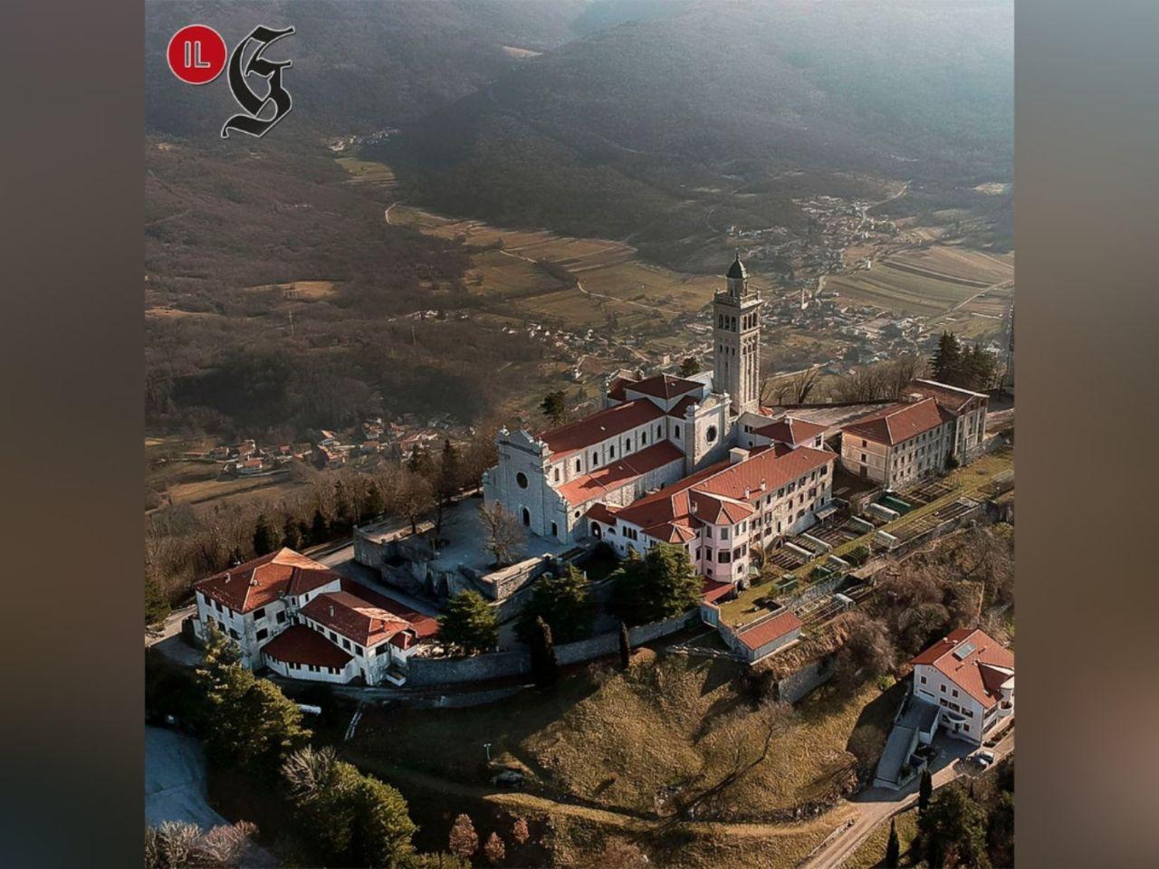 Immagine per Musica regina a Omnia vincit amor, sfida di cori in cima al Monte Santo
